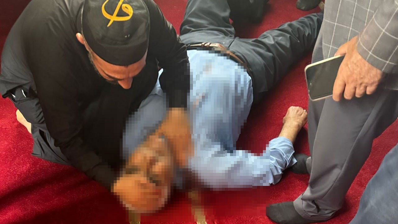 Namaz kılarken bıçaklı saldırıya uğradı