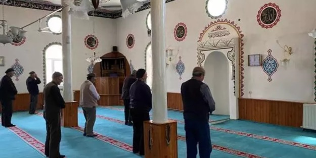 Namaz kılmak için her gün 1 kilometre yol yürüyorlar