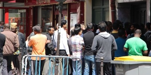 Namaz kılmak için sıra bekliyorlar!