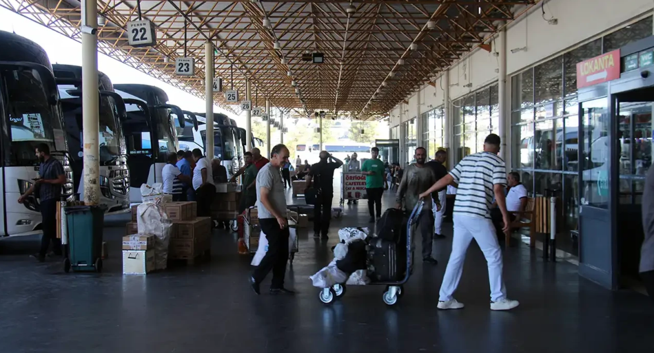 Namaz kılmak isteyen adam eşi ve çocuklarıyla birlikte otobüsten atıldı