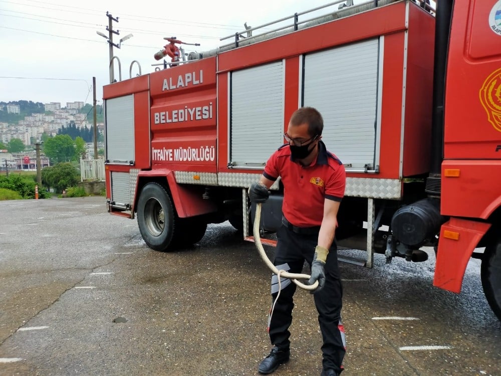 Namaz sırasında 2 metrelik yılan paniğe neden oldu 