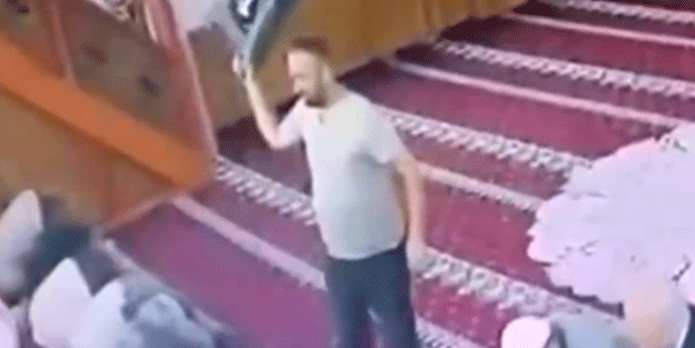 Namaz sırasında imama tabureyle vurdu! Sonrasında bakın ne oldu