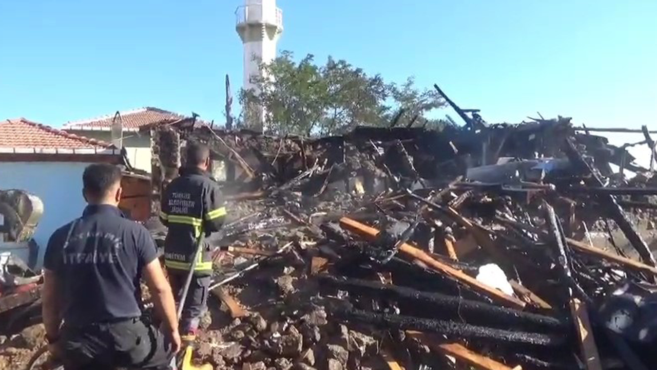 Namaz sırasında yangın çıktı, imamın evi kül oldu!