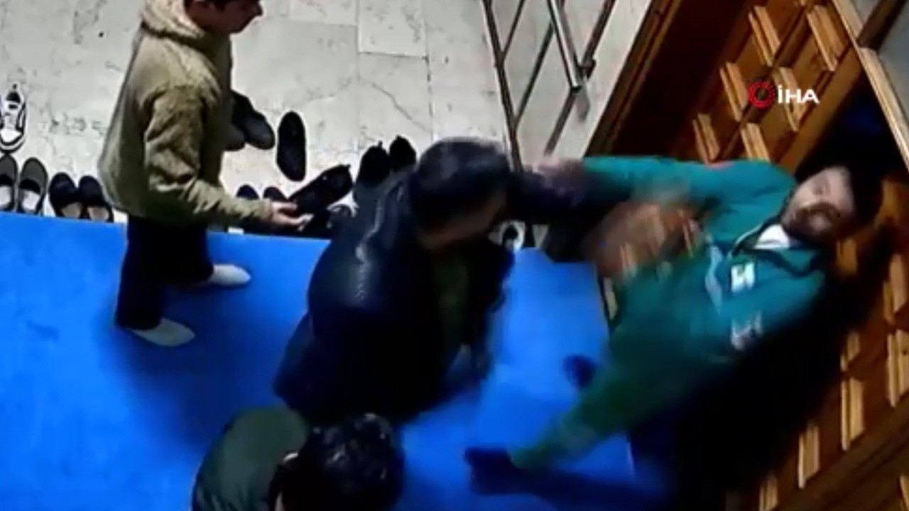 Namaza gelmiş ama şuur kazanamamış! Şampiyon boksör camide terör estirdi