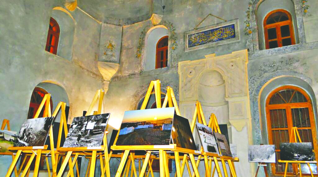 Namaza kapalı sergiye açık