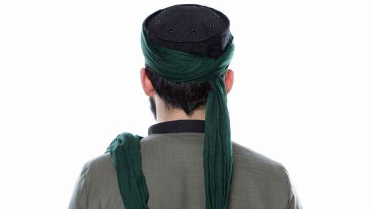 Namazda erkeklerin başlarını örtmeleri gerekir mi?