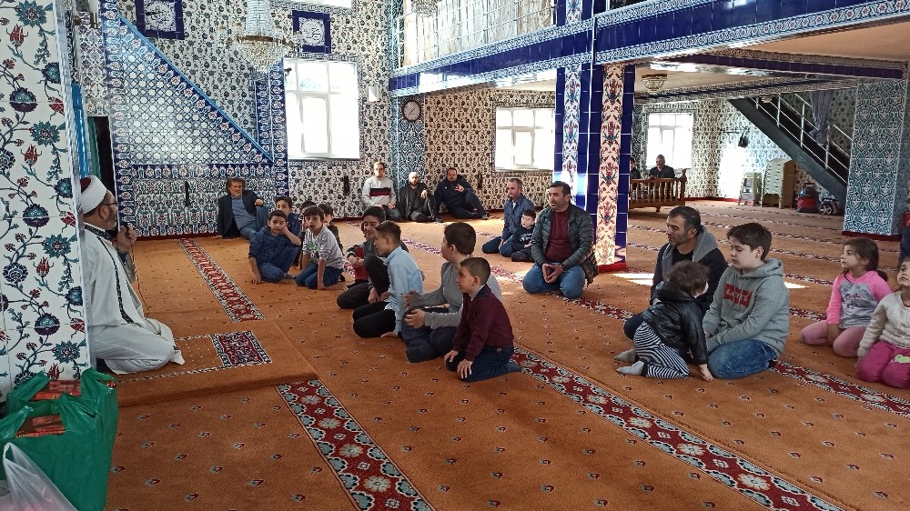 Namazı camide babaları ve dedeleriyle kıldılar ödülleri kaptılar 