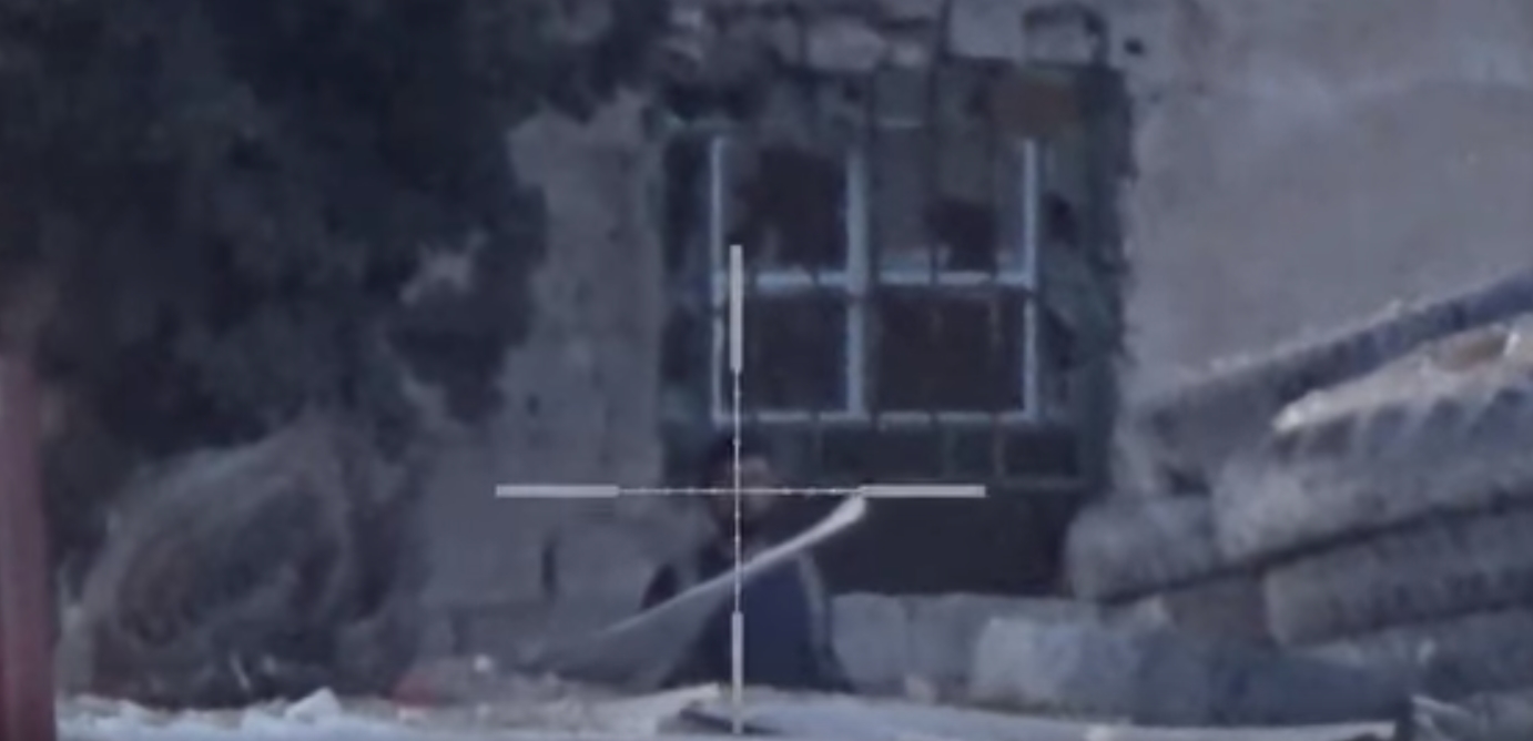 Muhalif, sniperci namlunun ucuna düşeni indirdi (Video)