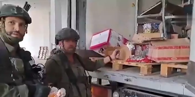 Namussuzlukta sınır tanımıyorlar! İsrail askerleri, Gazze'ye gelen yardım malzemelerini yaktı!