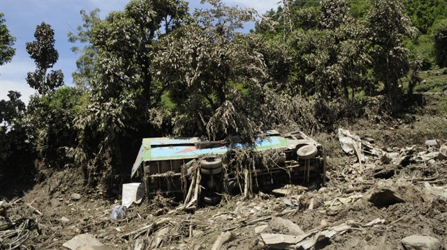 Napal'da 150 metre sürüklenen otobüs dehşet saçtı