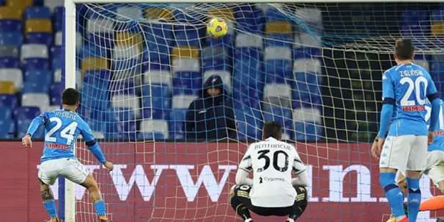 Napoli Juventus'u devirdi