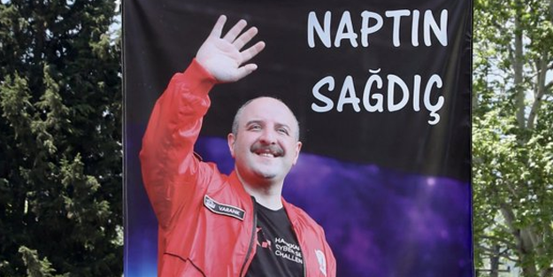 'Naptın sağdıç' afişine Bakan Varank'tan gülümseten cevap!