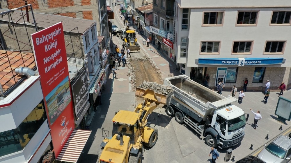 Nar Caddesindeki altyapı çalışmalarının startını Başkan Arı verdi 