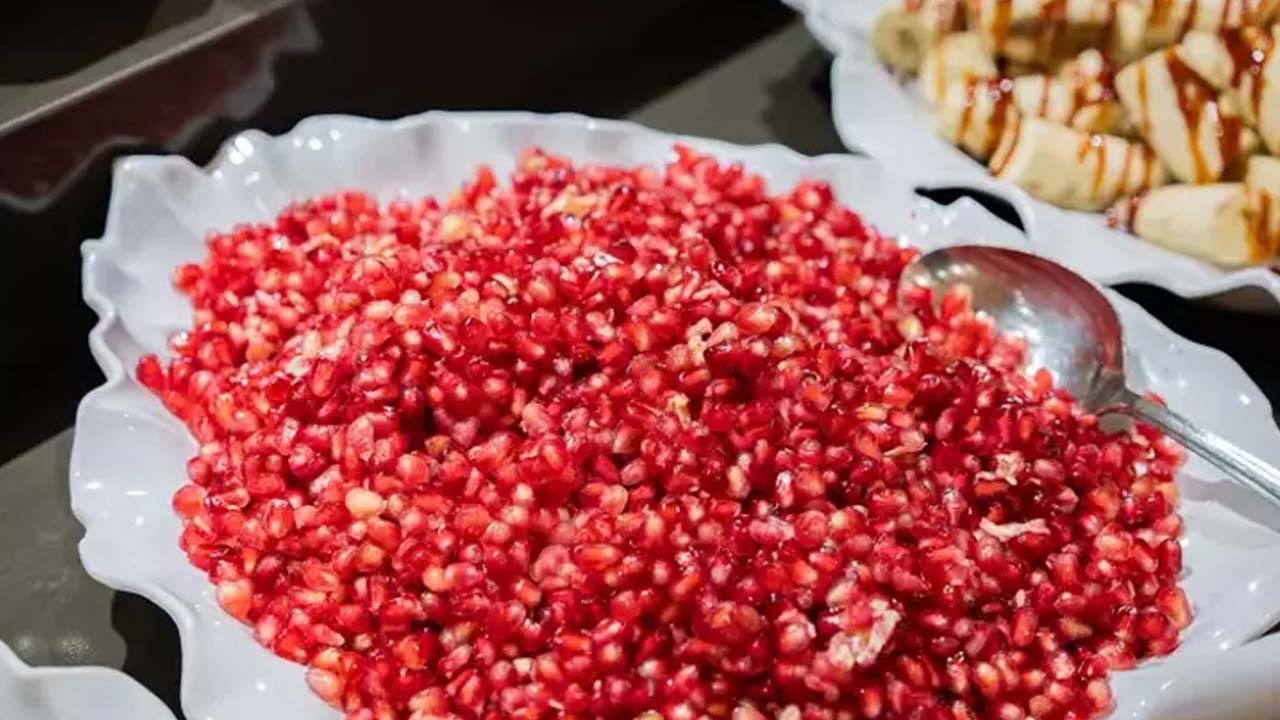 Nar, hem sağlıklı hem de lezzetli Narı bir hamlede kabuğundan ayıklama yöntemi: 1 kaşık yeterli oluyor!