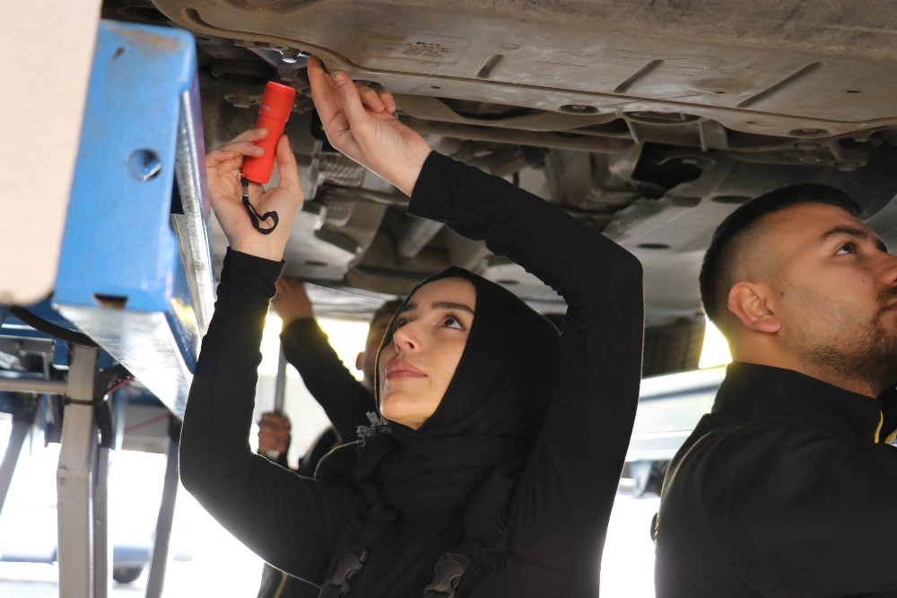 Narin eller otomobilleri test ediyor 