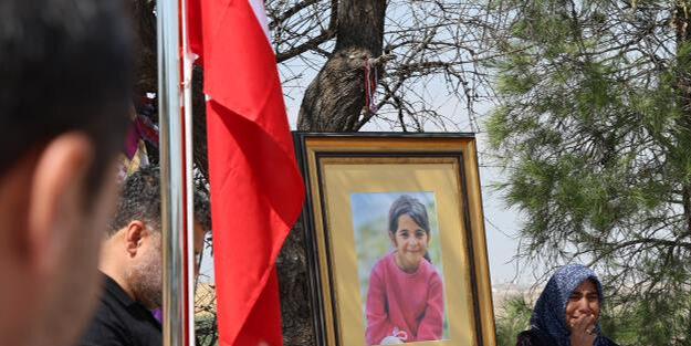 Yürek yakan sözler! Türkiye'nin dört bir yanından Narin'in mezarına akın ettiler