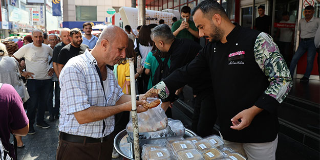 Narin'in anısına helva ve döner dağıtımı izdihama dönüştü