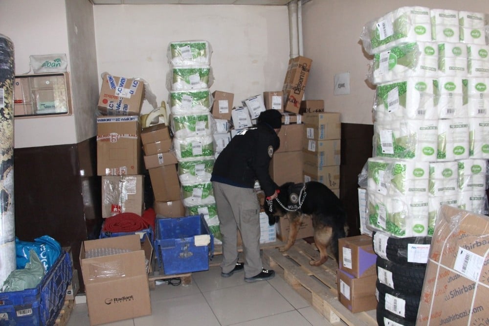 Narkotik köpeği, kargo firmalarında uyuşturucu aradı 