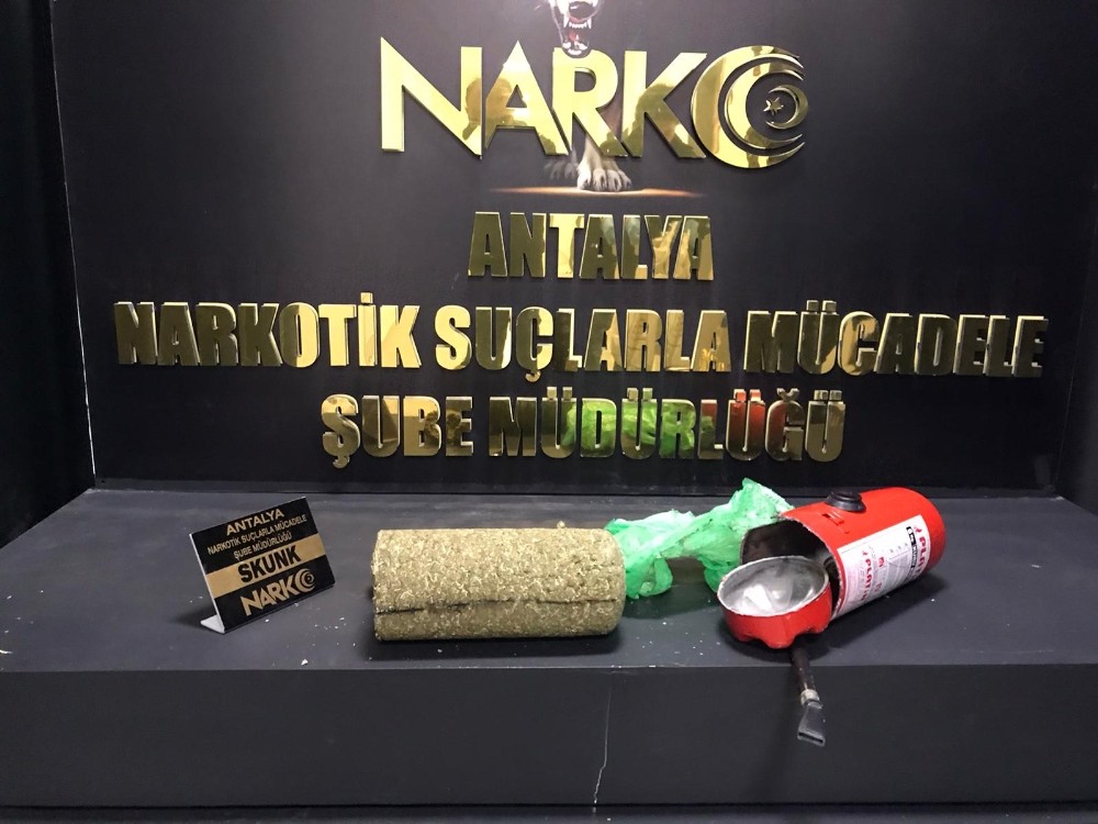 Narkotik köpeğin tepki verdiği yangın tüpünün içinden 3 kilo uyuşturucu çıktı 