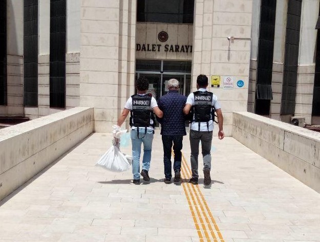 Narkotik Polisi Edremit’te uyuşturucuya geçit vermiyor 