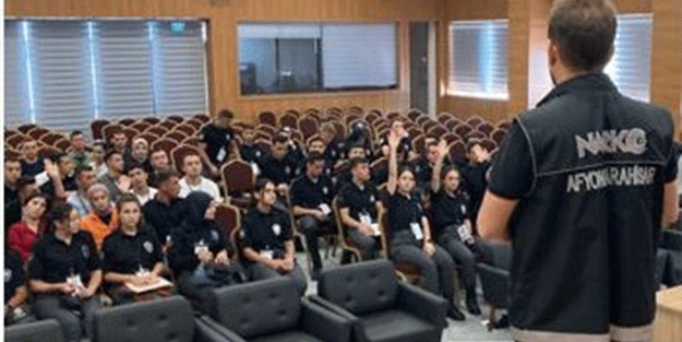 Narkotik polisi meslektaşlarına uyuşturucu ile mücadele eğitimi verdi