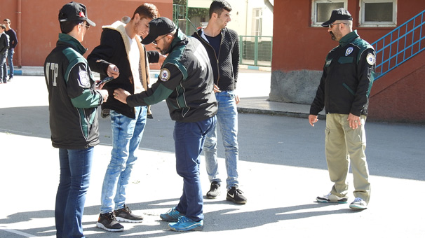 Narkotim ekipleri okul önlerinde göz açtırmıyor