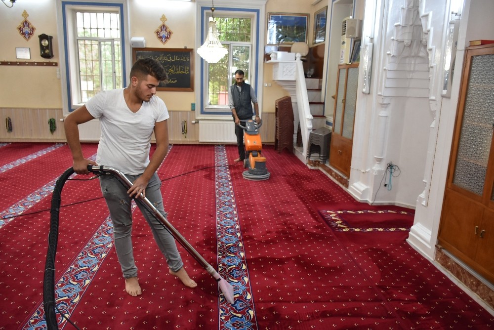 Narlıdere’de ibadethaneler bayrama hazır 