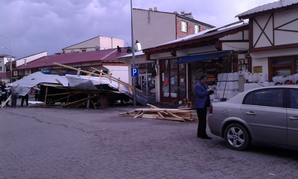 Narman’da fırtına çatıları uçurdu 