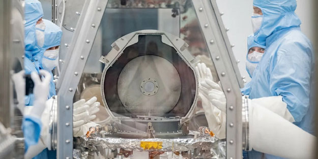 NASA aylar sonra değerli kutuyu açabildi