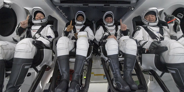 NASA ve SpaceX astronotları Dünya’ya rekorla döndü