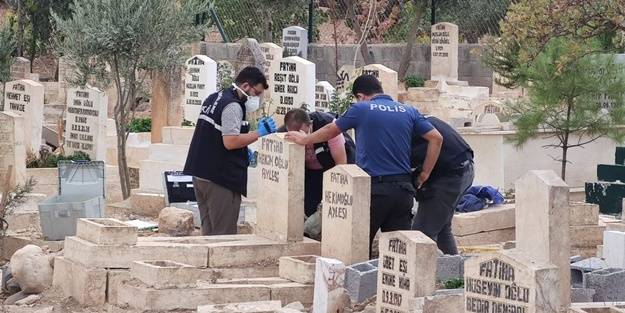 Nasıl gerçekleştiği bilinmiyor... Mezarlıkta dehşete düşüren olay! Çantayı açan polisler korkunç görüntüyle karşılaştı