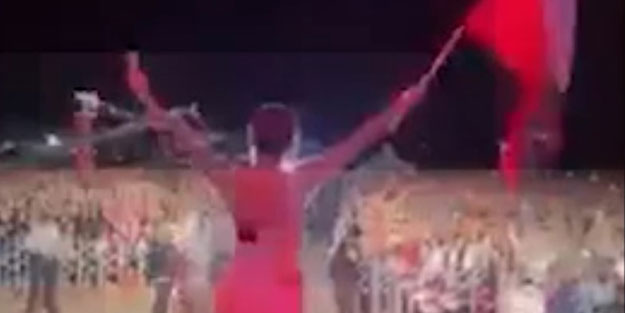 Nasıl kafalayacağını iyi biliyor! Melek Mosso İzmir Marşı’na sığındı