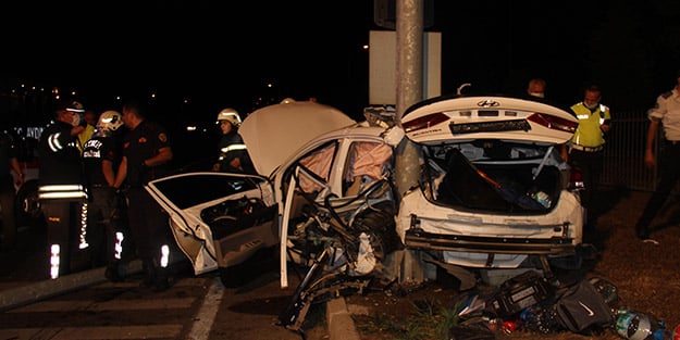 Nasıl meydana geldiğini çözmek için çalışma başlattılar! Patlamalı trafik kazasında araç hurda yığınına döndü, yaralılar var