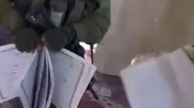 Nasıl olsa Müslümanlar uyuyor! Katil İsrail askerleri camide Kur'an-ı Kerim yaktı ve övünerek sosyal medyada paylaştı