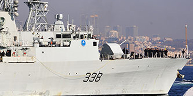 NATO gemileri Çanakkale'yi karanlıkta geçti