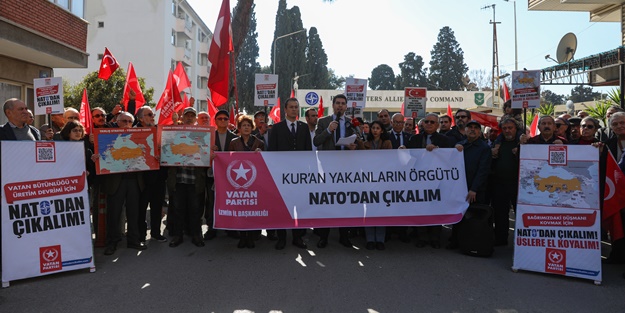 NATO karargahı önünde, İsveç'te Kur'an-ı Kerim'in yakılmasına tepki