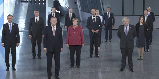 NATO'da liderlerden aile fotoğrafı