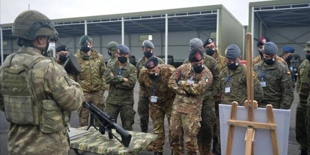 NATO tatbikatında dikkat çeken görüntü! Yabancı askerler gözlerini alamadı
