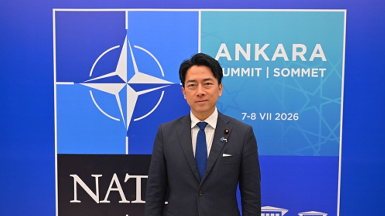 NATO Zirvesi'nde gülümseten manzaralar! Bakın Japon Bakan bardak suyu neye benzetti