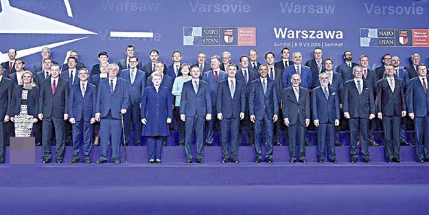 NATO zirvesi'nde sıcak temaslar