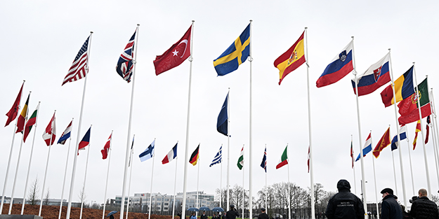 NATO'nun 32. üyesi İsveç'in bayrağı Türk bayrağının yanında göndere çekildi!