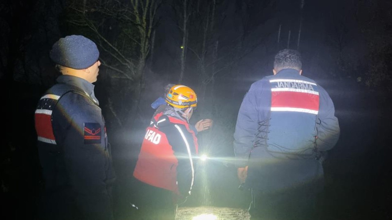 Navigasyon dağ yoluna götürdü! Mahsur kaldılar