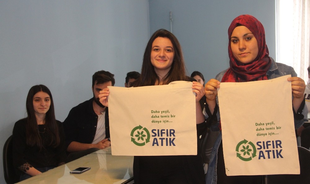 Üniversite öğrencileri bez çanta dikiyor