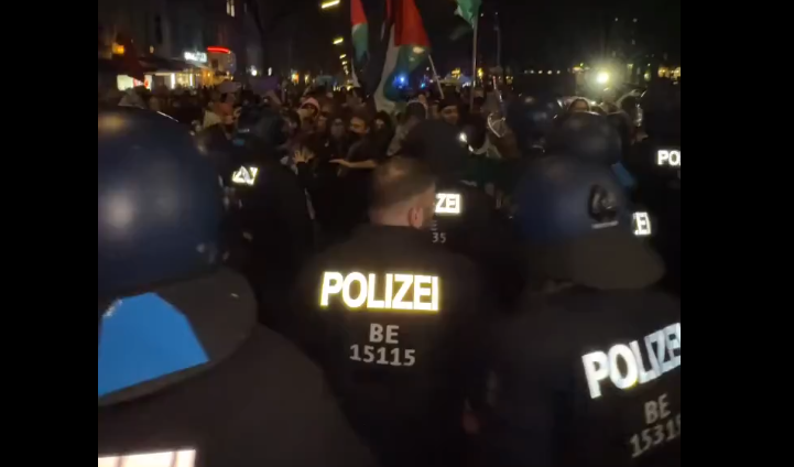 Nazi artığı Alman polisinden kadınlara vahşi saldırı! Soykırımcı genleri yine hortladı