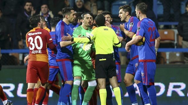 Nazifoğlu: Amip gibi kendini yiyip bitiriyor