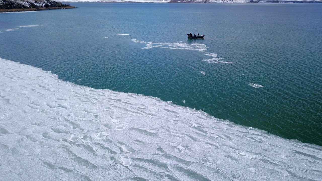 Nazik Gölü’nde buzlar çözüldü! Bu manzara nefes kesti