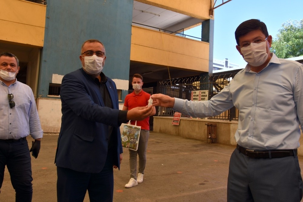 Nazilli Belediyesi Cuma namazı öncesi hijyen kiti dağıttı 