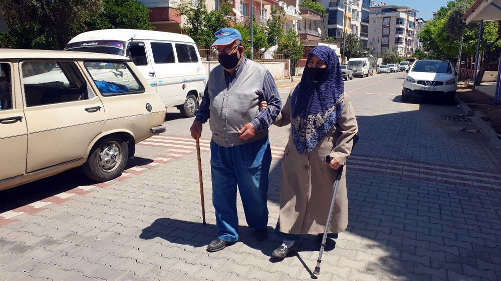 Nazilli’de 2 ay sonra sokağa çıkan yaşlılardan gençlere sitem 