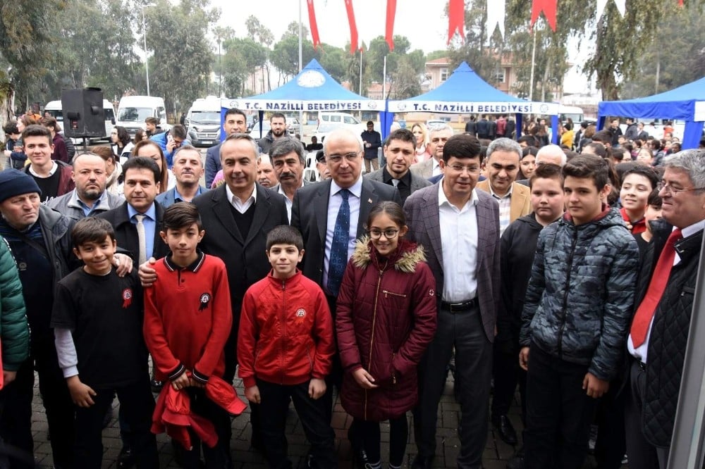 Nazilli’de açılan kitap fuarı çocuklarla şenlendi 