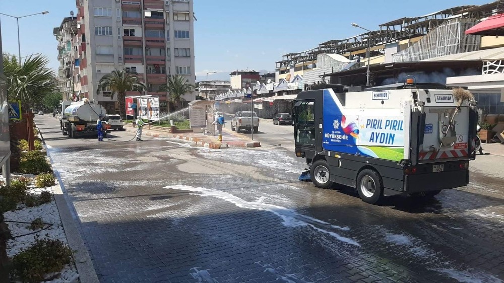 Nazilli’de cadde, sokak ve meydanlar dezenfekte ediliyor 